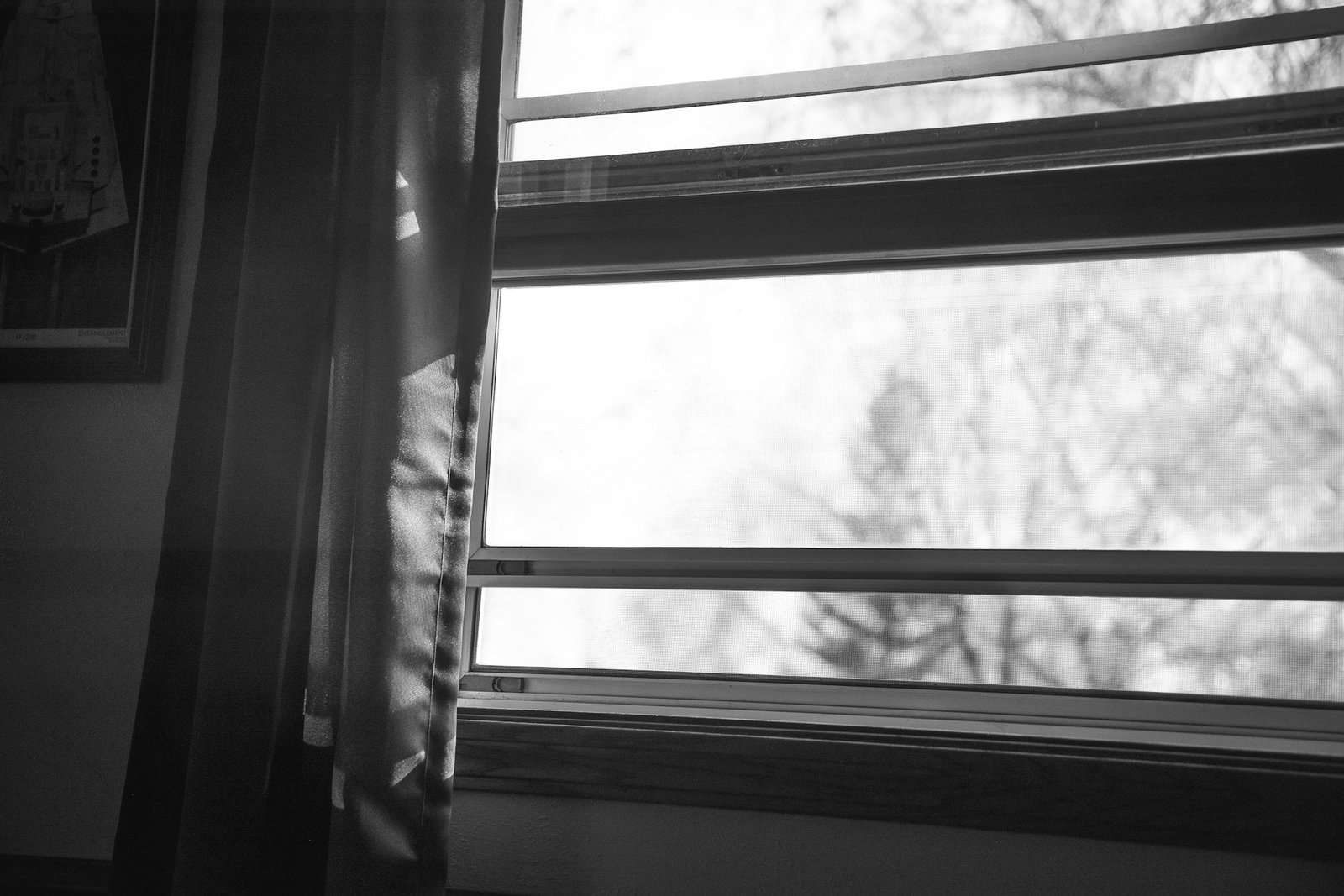 Abgenutzte Gummidichtung am Fensterrahmen