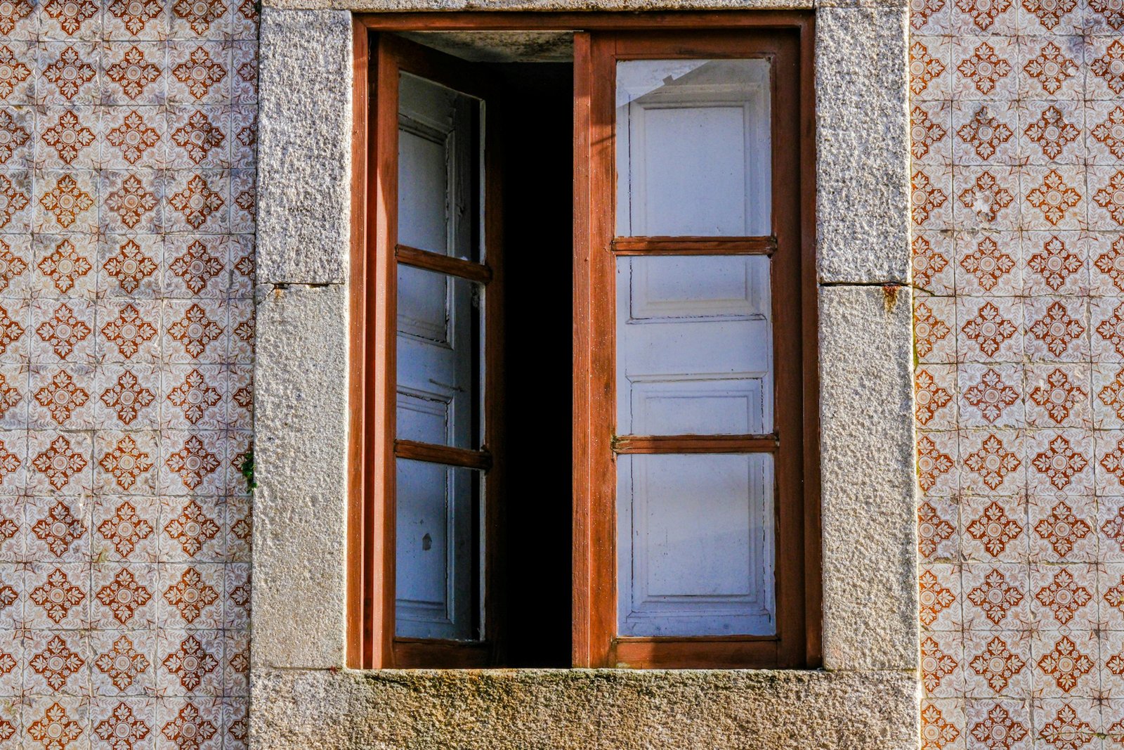 Älteres Fenster mit sichtbarem Rahmen und Dichtung