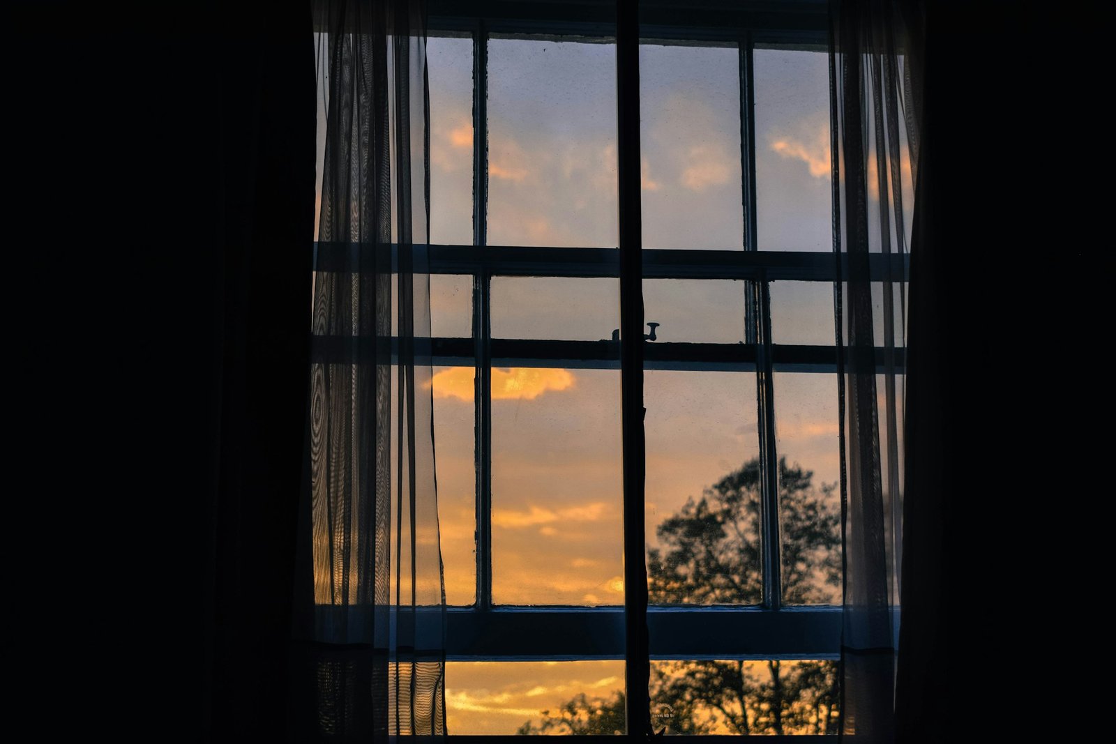 Fenster im Schlafzimmer bei Nacht mit geschlossenem Fensterflügel
