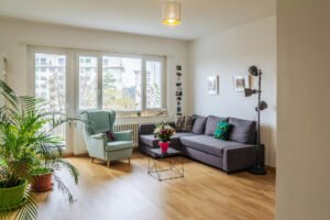 Selbstklebende Fensterdichtung am Rahmen eines Fensters