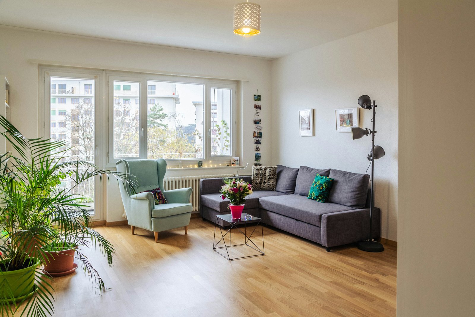Selbstklebende Fensterdichtung am Rahmen eines Fensters