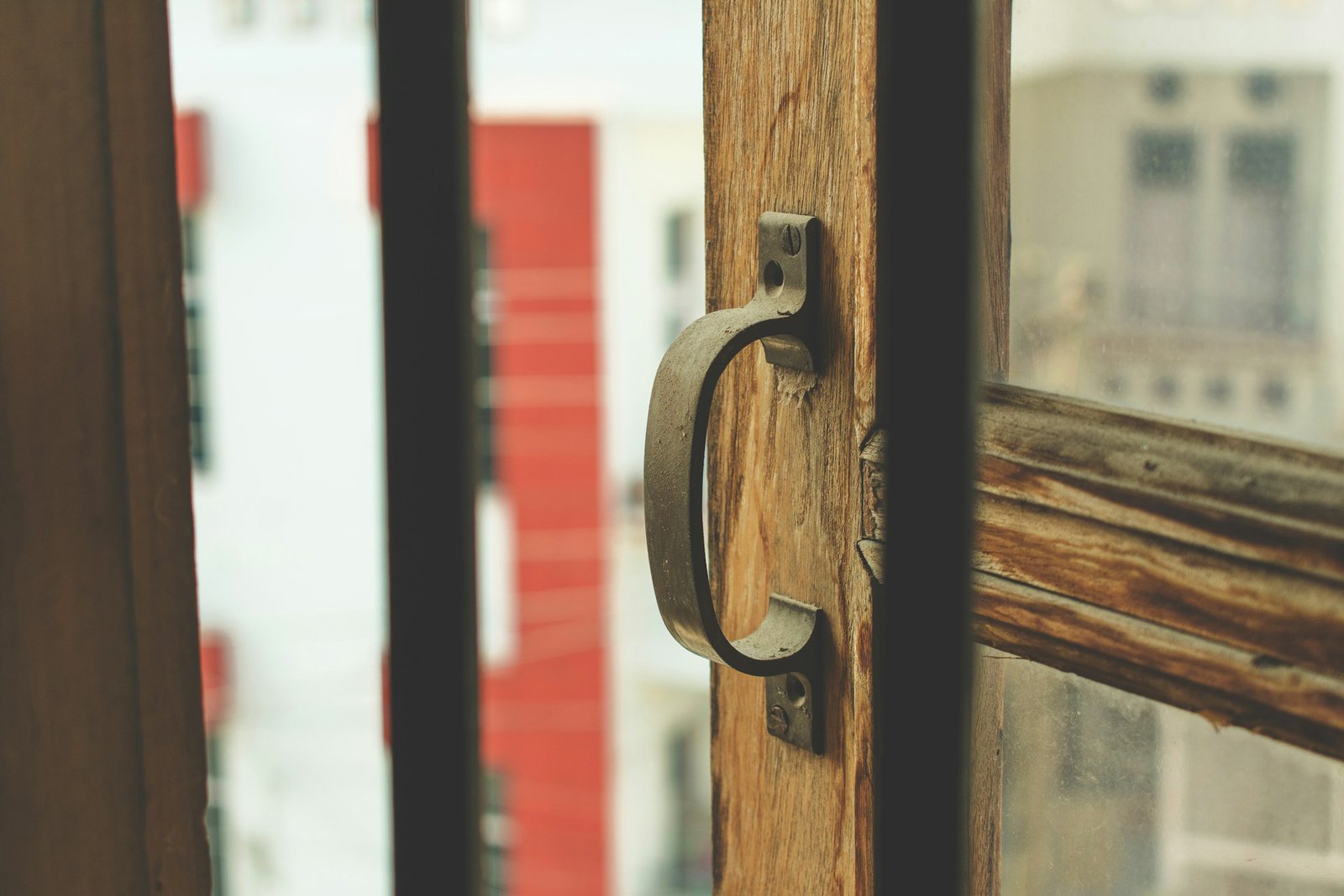 Fenstergriff an einem geschlossenen Fenster