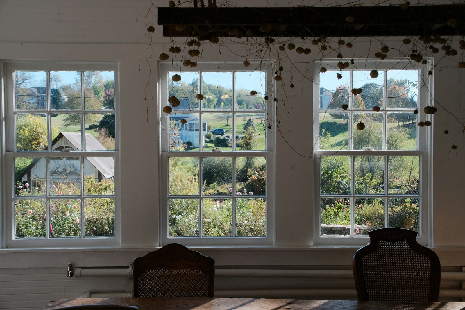 Fensterrahmen mit kleinem Spalt zwischen Fensterflügel und Rahmen