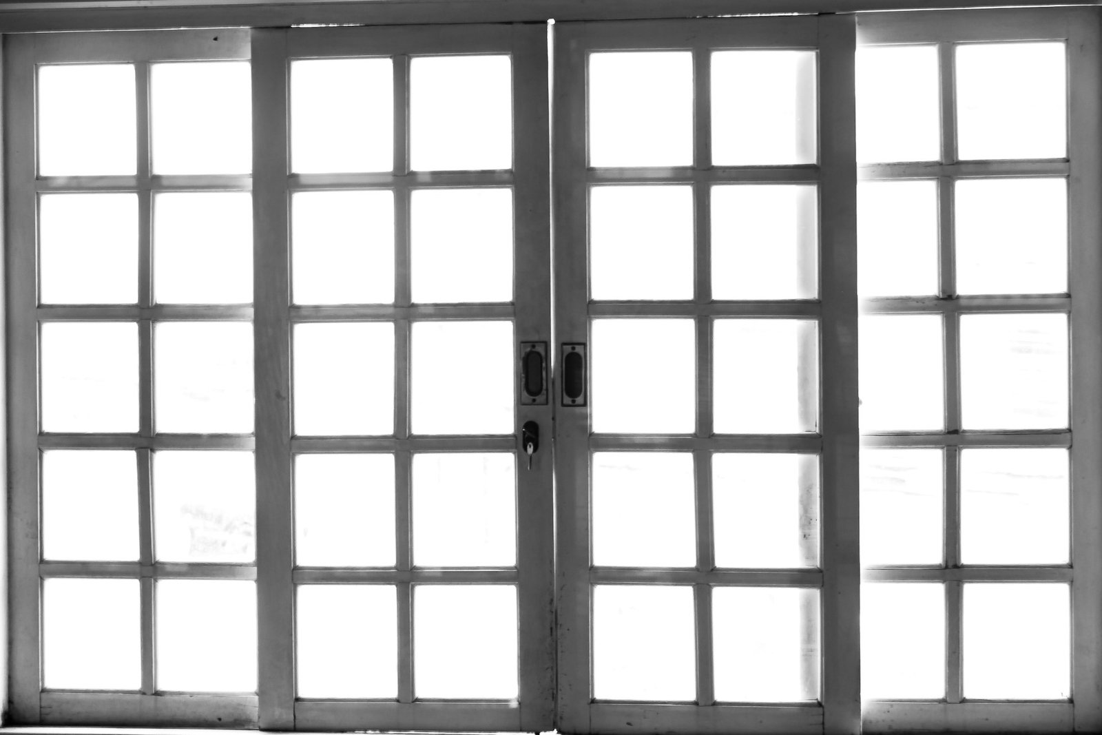 Fensterrahmen mit kleinem Spalt zwischen Flügel und Rahmen