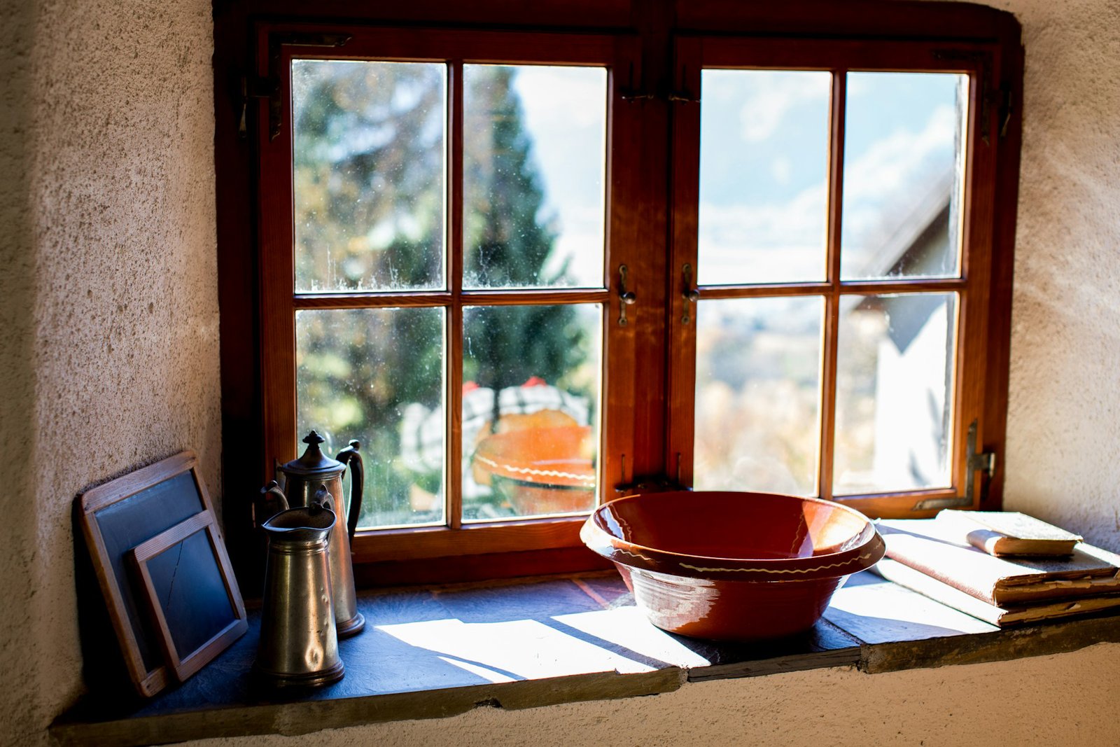 Holzfenster mit Rahmen und sichtbarer Dichtung
