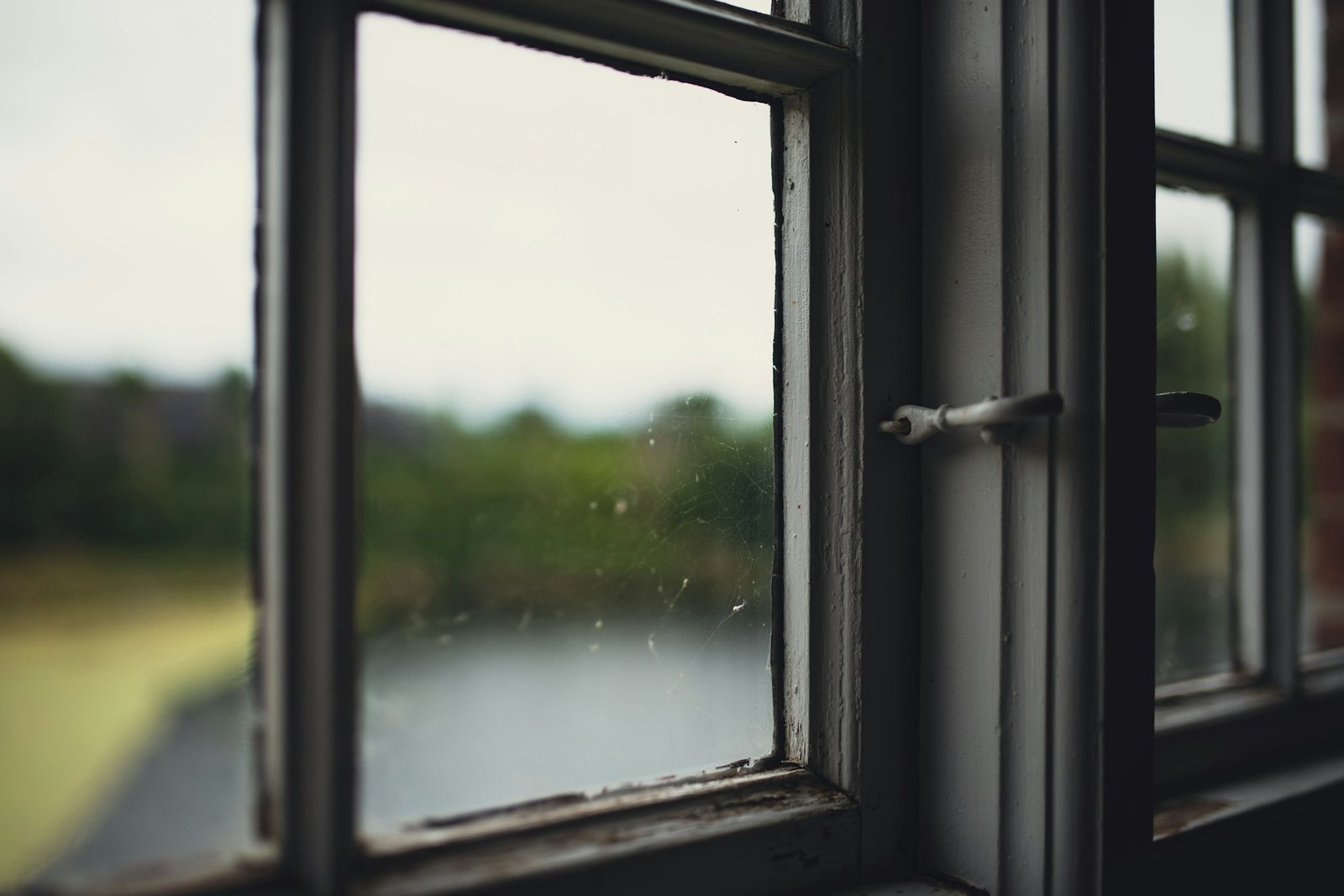 Fenstergriff an einem Fenster mit sichtbarer Befestigung