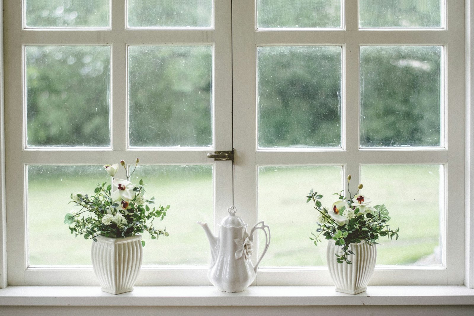Kleiner Spalt am Fensterrahmen zwischen Fenster und Wand