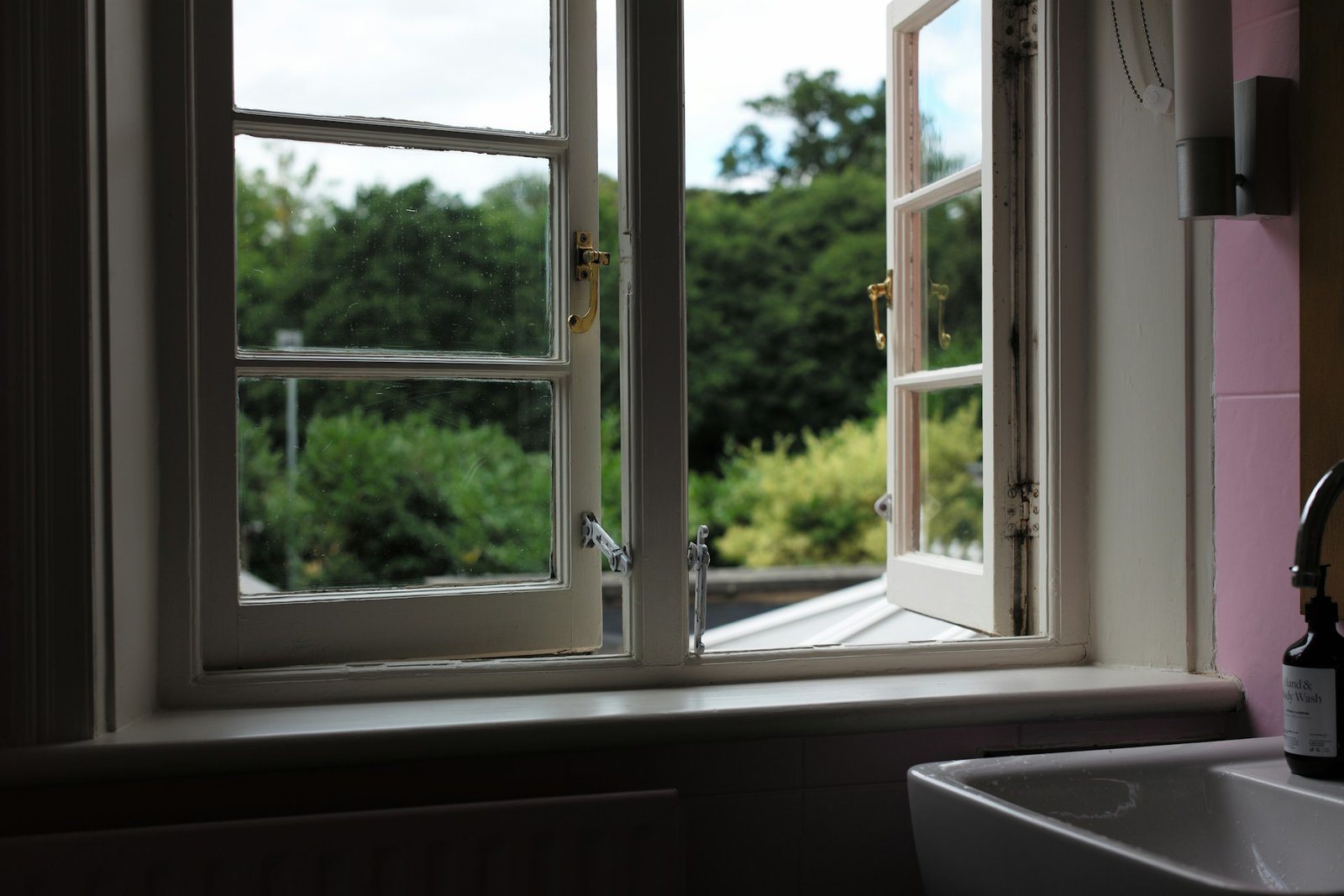 Kleiner Spalt zwischen Fensterflügel und Rahmen