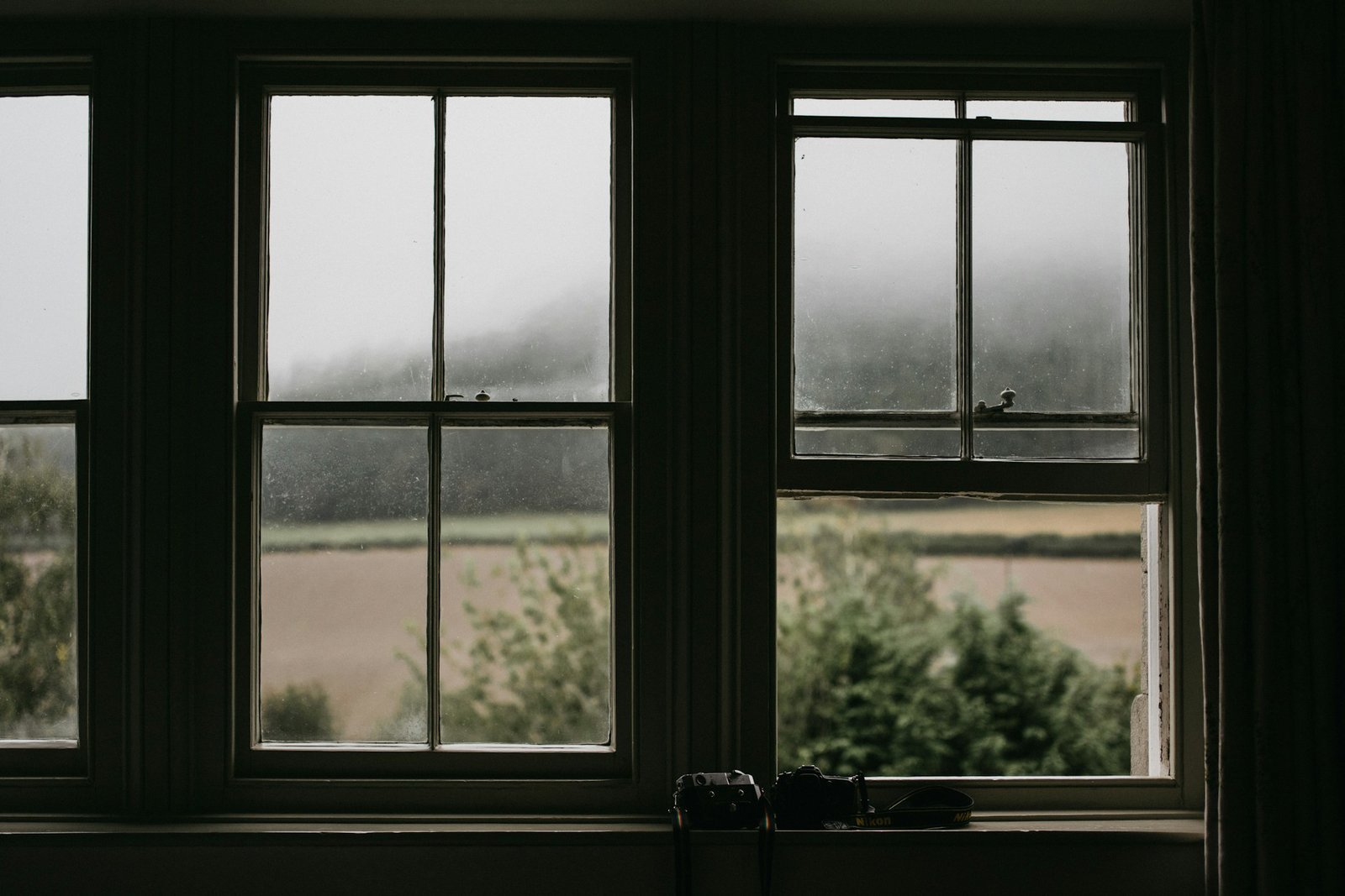 Kleiner Spalt zwischen Fensterrahmen und Wand