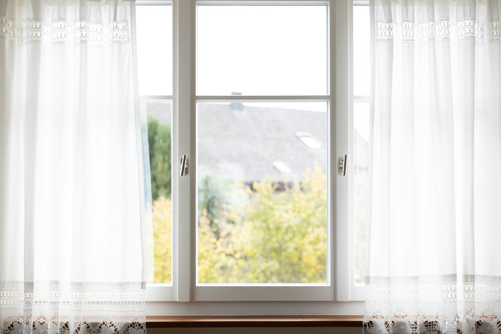 Modernes Fenster mit Rahmen und Dichtung