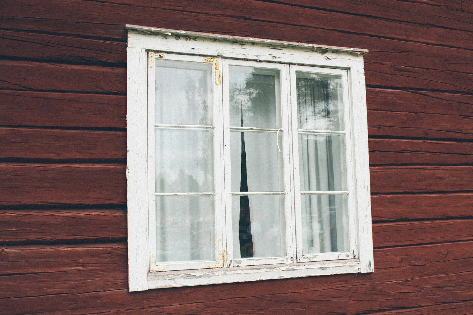 Kleiner Spalt am Übergang zwischen Fensterrahmen und Wand