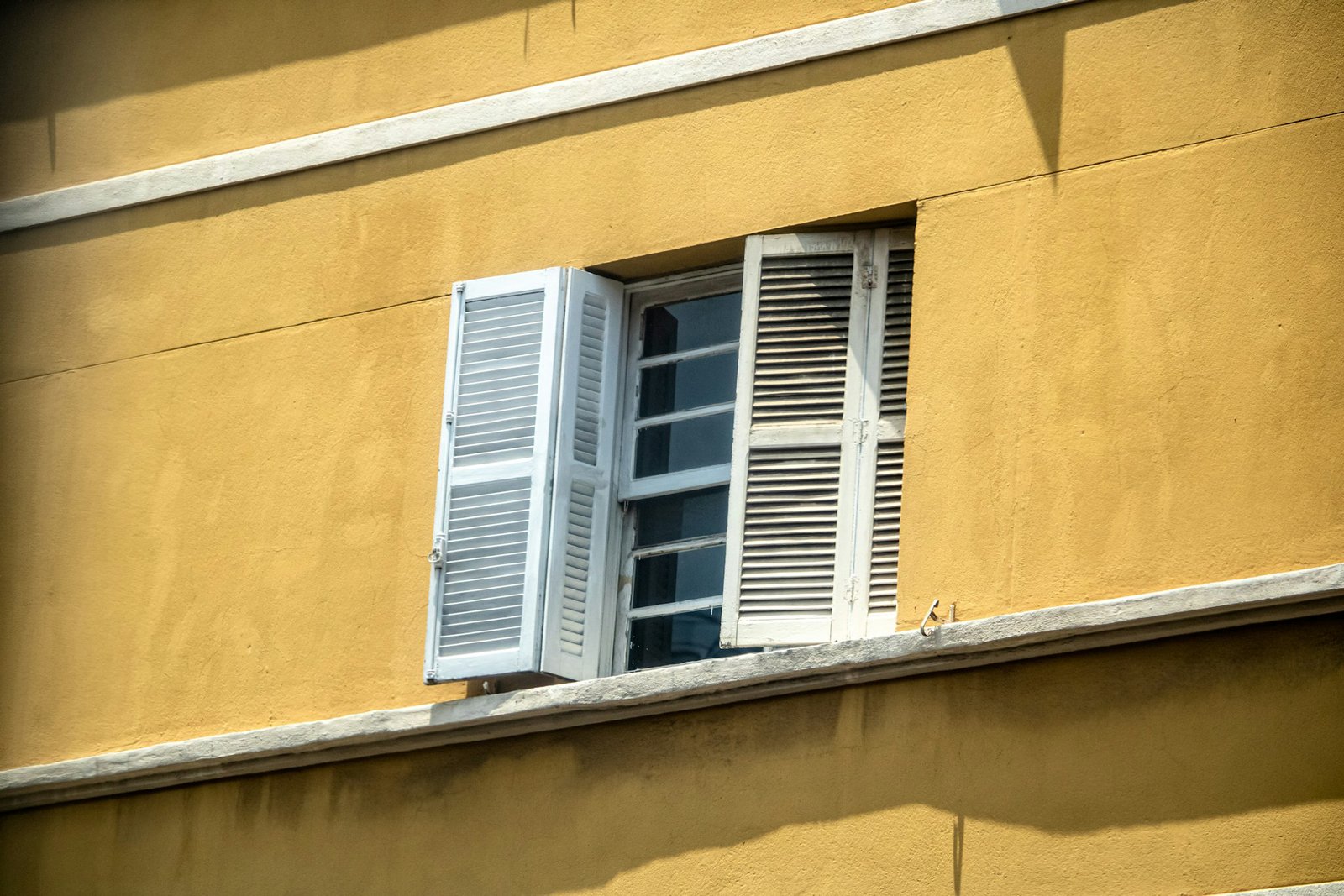 Kleiner Spalt zwischen Fensterflügel und Fensterrahmen