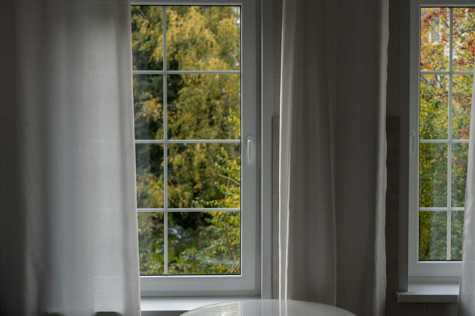Fensterrahmen mit sichtbarem Spalt zwischen Flügel und Rahmen