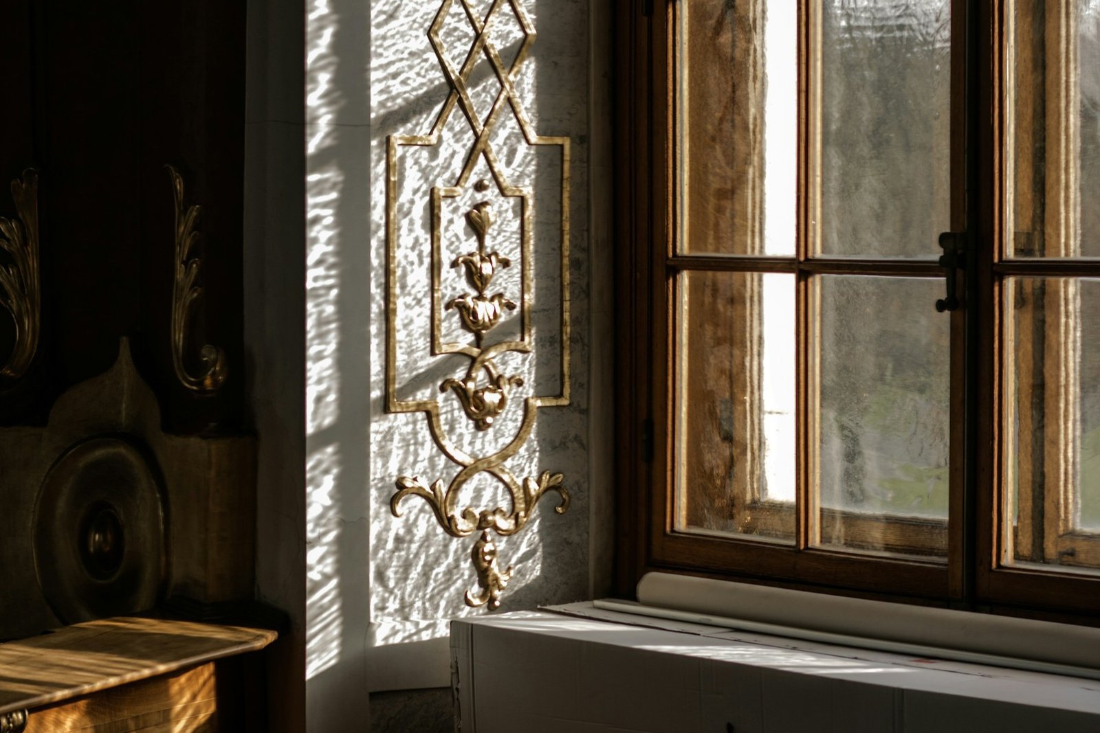 Vorhang bewegt sich leicht vor einem geschlossenen Fenster