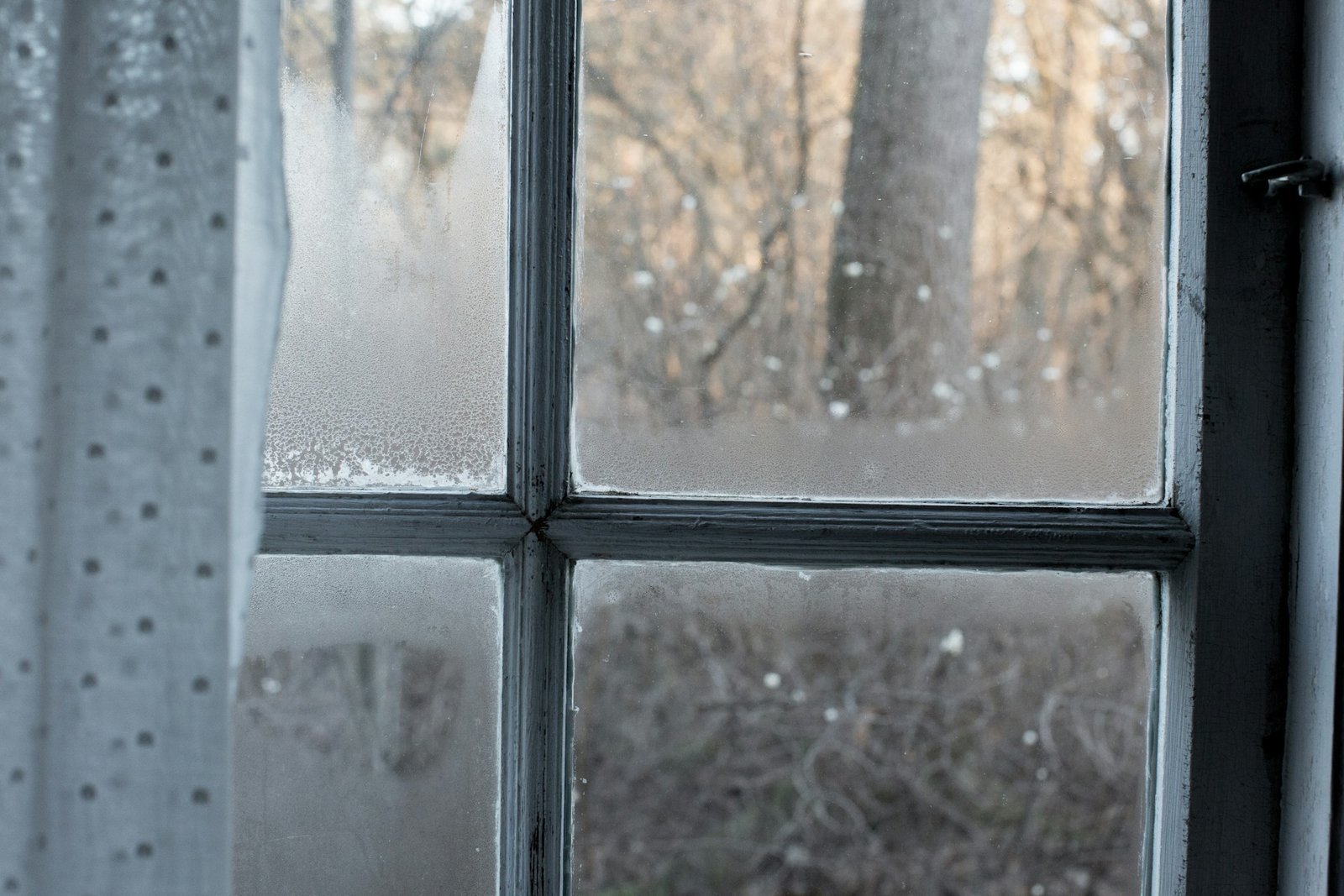 Fenster im Winter mit kalter Luft